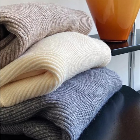 22. Cashmere Pullover Sweater - Picture 10 of 10